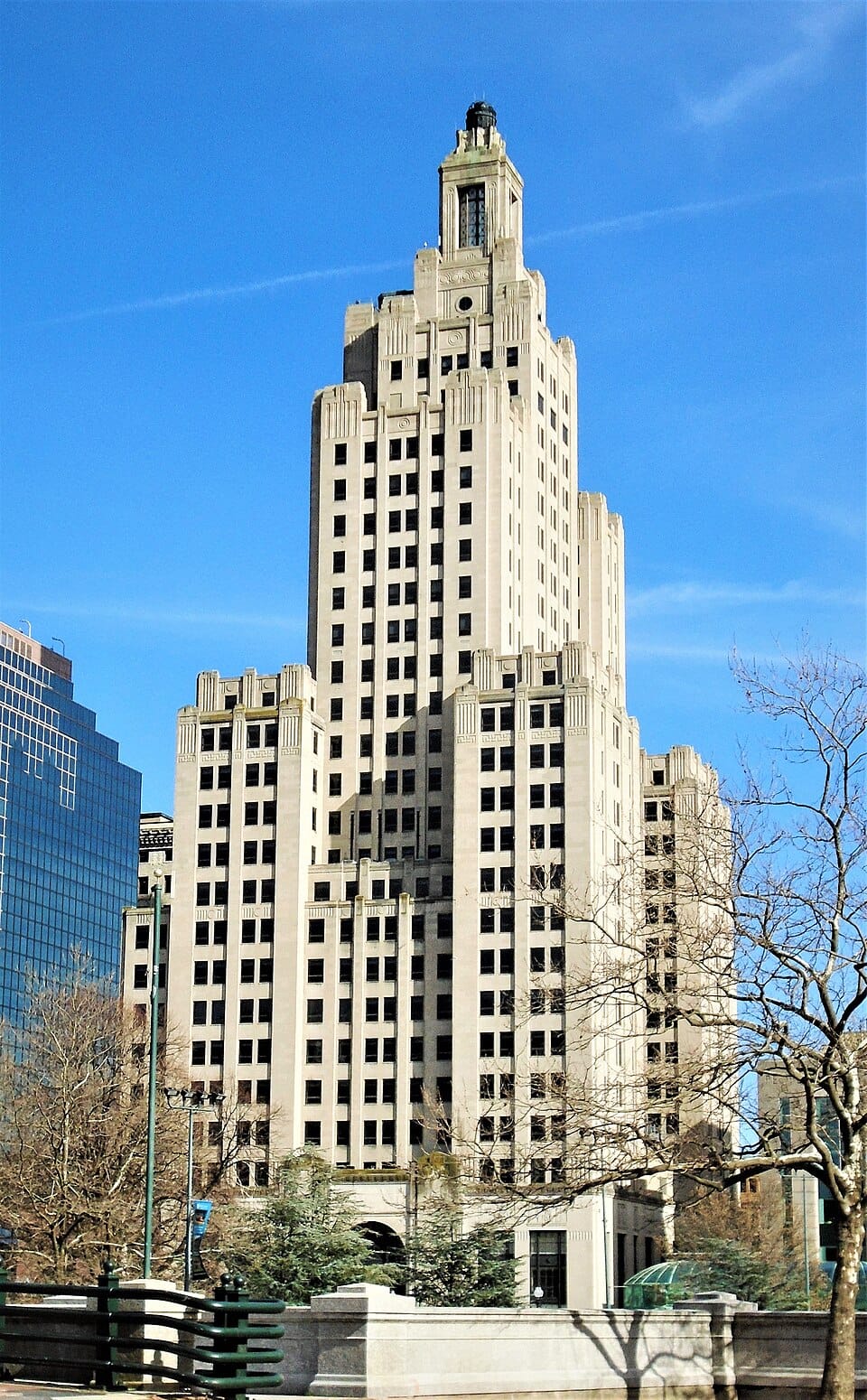 What Is a Challenger Bank vs a Traditional Bank?